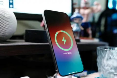 旅顺口苹果15换屏服务分享用什么充电器给iPhone15充电更好 
